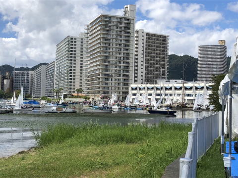 草の上にある建物
低い精度で自動的に生成された説明