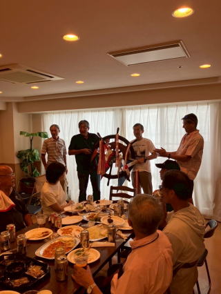 �e�[�u���̎���ɏW�܂��Ă���l����

AI �����R���e���c�͌����܂މ\��������܂��B