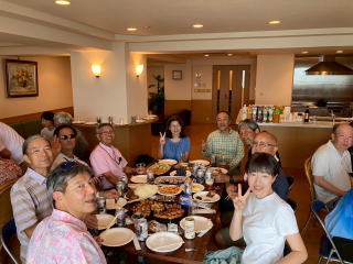 ���X�g�����ŐH�������Ă���l�B

AI �����R���e���c�͌����܂މ\��������܂��B