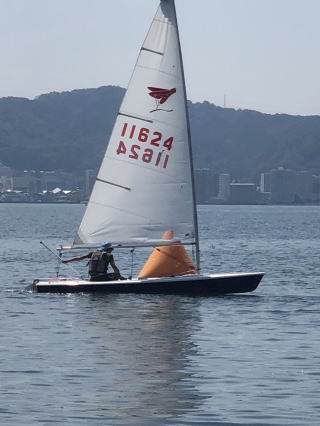 �{�[�g�ɏ���Ă��锿�D

AI �����R���e���c�͌����܂މ\��������܂��B