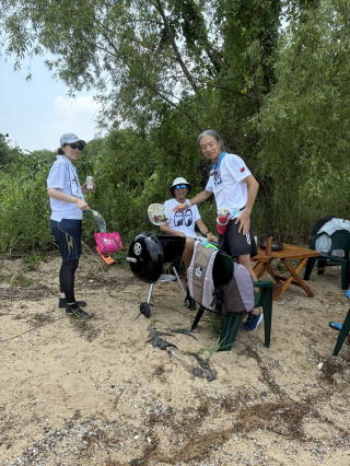 ���̏�ɗ����Ă���j������

AI �����R���e���c�͌����܂މ\��������܂��B