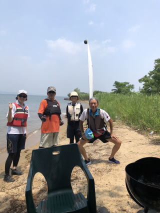 ���̏�ɗ����Ă���j������

AI �����R���e���c�͌����܂މ\��������܂��B