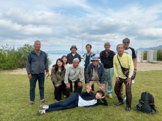 ���̏�ɗ����Ă���j������

AI �����R���e���c�͌����܂މ\��������܂��B