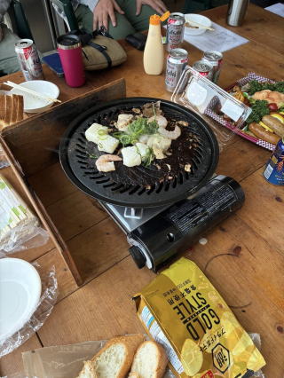 �ؐ��e�[�u���̏�ɂ��鐔��ނ̐H�ו�

AI �����R���e���c�͌����܂މ\��������܂��B