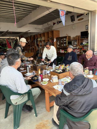 ���X�g�����̃e�[�u���ɍ����Ă���l�X

AI �����R���e���c�͌����܂މ\��������܂��B