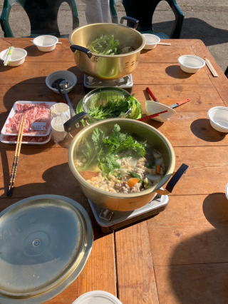 �e�[�u���̏�̐H��

AI �����R���e���c�͌����܂މ\��������܂��B